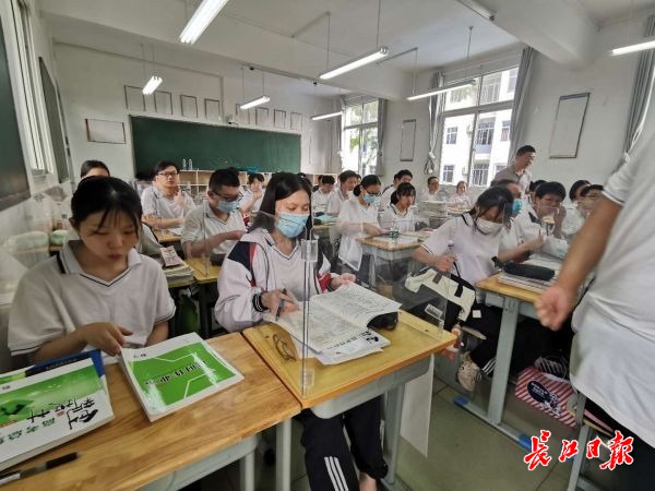 bobty体育在线校长门口迎接学生“回家”学生自觉早自习……高一高二返校复课首日