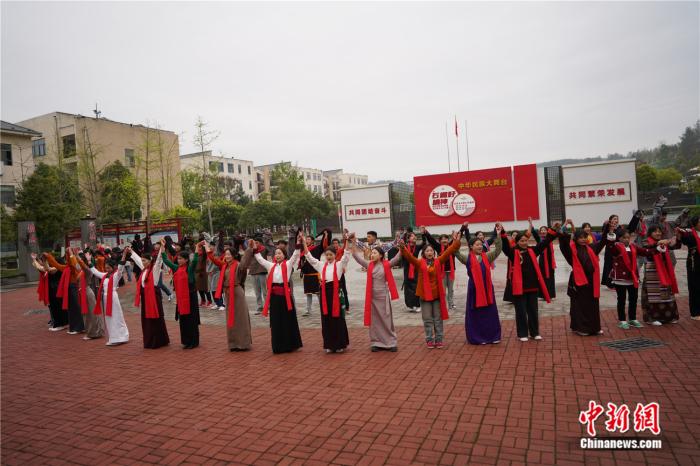 【我bobty体育在线们的家园】四川绵阳：互帮互助互学 民族团结之“花”盛开校园